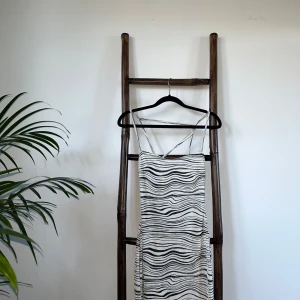 Klänning  - Mönstrad klänning med ryggdetaljer