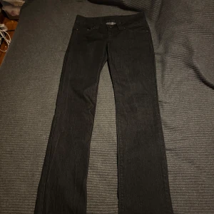 Svarta jeans från Vero Moda - Säljer ett par snygga svarta jeans från Vero Moda. De är i bra skick och har en klassisk femficksdesign med knapp och dragkedja framtill. Perfekta för både vardag och fest!