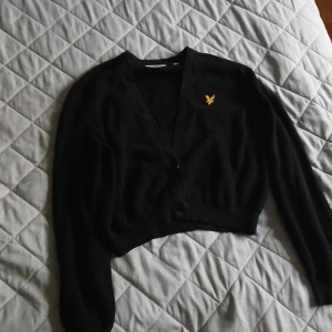 Svart kofta från Lyle & Scott - Säljer en snygg svart kofta från Lyle & Scott. En knapp hqr lossnat men hqr kvar den så ska sy på den såklart Perfekt för höst och vinter, och den är i bra skick. Passar både till vardags och lite finare tillfällen. Skriv  för fler bilder/billigare 💕