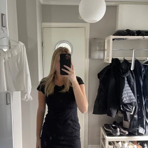 Svart mönstrad klänning - Svart mönstrad klänning stolek s mycket bra skick 