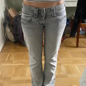 Pepe Jeans storlek 27/30 - Har använt en gång för länge sen men gillar inte hur dem sitter på mig så säljer❤️ Jag har klippt upp en liten bit där nere (se sista bild) så dem ser mer flare ut. Supersnygga lågmidjade ingen annan slitning! Pris kan ändras om intresserad!🥰🥰