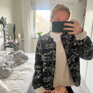 Mönstrad ja ka - Snygg jacka med mönster av pumor 