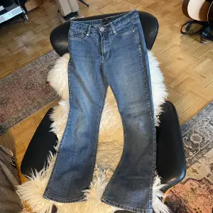 Märket H.I.S bootcut jeans unisex Storlek: M/38/31” (tum) Stretchigt material  Liten fläck på höger ben.