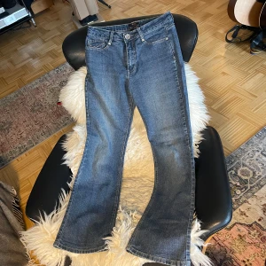 H.I.S Jeans Bootcut Unisex - Märket H.I.S bootcut jeans unisex Storlek: M/38/31” (tum) Stretchigt material  Liten fläck på höger ben.