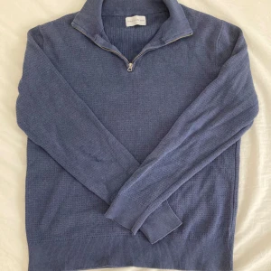 Half zip  - These glory days half zip. Använt skick. Ny pris 1000. Säljer pga att den blivit för liten. Skriv om du har några funderingar !