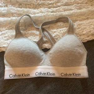 Calvin Klein  - Säljer nu denna fina Calvin Klein topp. Inga defekter. Storlek m. Bra skick!