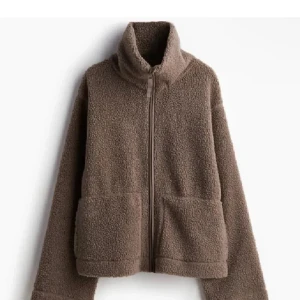 H&M Teddy jacka - Säljer en till superfin och mysig brun teddy jacka från H&M fast i en annan storlek då jag har liknande jackor!Den är helt slutsåld och väldigt eftertraktad! Den är helt ny och har prislappen kvar! Den passar även som M och är väldigt lik i storleke💗
