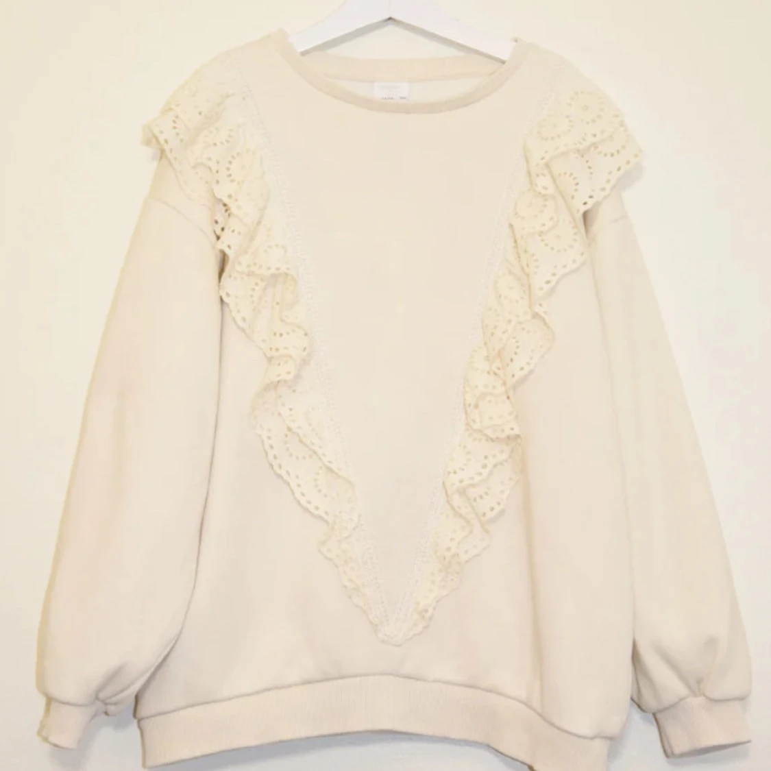 Säljer denna trendiga tröjan från zara med volanger