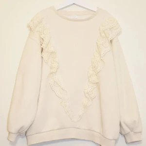 Säljer denna trendiga tröjan från zara med volanger - Tröja med volanger från Zara i helt nyskick