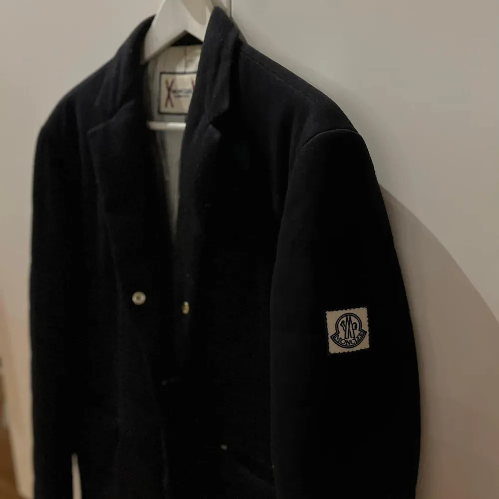 WTS  Moncler Gamme Bleu Cashmere Blazer. Size 2.  Cashmere utsida, dunfodring insida.   Condition: 7,5/10  Mitt pris: 3509.  Kan mötas i centrala Stockholm eller frakt (köparen betalar frakt).. Jackor.