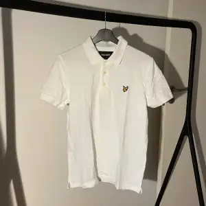 Säljer en snygg vit pikétröja från Lyle & Scott i storlek M. Säljer massor av olika sorters kläder/färger från lyleandscott i min profil. Nypris:750kr