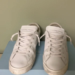 philippe model - Hej! Säljer nu dessa philippe model perfekt nu inför hösten! det är i storlek 40 men passar 41. Skicket är 9/10💯🔥 dom är använda 2-3 gånger så riktigt bra skick nästan som nya! Box tillkommer med.  mvh Kasper. Pris kan diskuteras