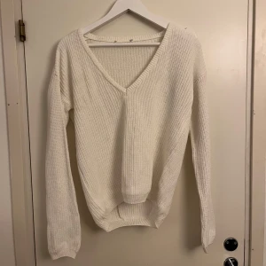 Stickad vit tröja - Stickad vit tröja. Lappen är tyvärr avklippt men den är från BikBok och förmodligen i storlek XS/S (men skulle säga att den är lite oversized). Fint skick, använd några gånger och bara hängt i garderoben i några år nu. 