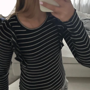 Randig långärmad tröja  - 146-152  Bra skick Svart och vit