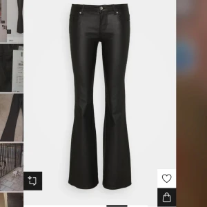 Skinnbyxor - Säljer dom här skinnbyxorna som är helt oanvända med lapp kvar då jag beställts hem dom i fel storlek så dom passar inte i längden (nypris 449kr) pris kan diskuteras