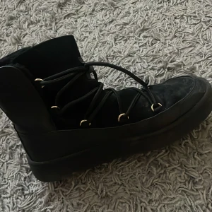 Skor - BETALA MED SWISH DIREKT!!  Skor i stl 39, använda två gånger. Nypris 550kr