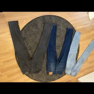 Blandade jeans  - Där finns Levis jack & Jones och Lindex jeans bra alla är 14 y utom jack & Jones dem är 27 w och 30 L kan mötas i Skåne ställ gärna frågor  
