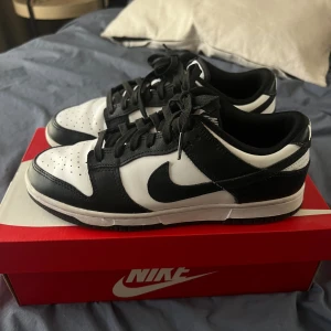 Nike Dunk Low i färgen black/white 42 - Säljer nu mina dunks i mycket bra skick. Knappt använda. Storlek EU42 / US8,5.   Inga byten. Hör av er om ni undrar något!