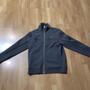 Hugo boss hoddie ALDRIG ANDVÄND!  - jätte bra skick aldrig andvänd S men passar M 
