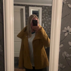 Kappa/jacka - Säljer en jättefin senapsgul kappa från Jacqueline de Yong då den inte kommer till användning längre. Strl S Använd Max 2 ggr så skicket är mycket bra. 