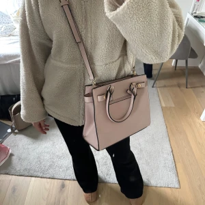 Axelväska - Rosa/lila söt väska ifrån okänt märke🩷 Mellanstor storlek (se bild) Använd fåtal gånger men som gott som i nyskick!