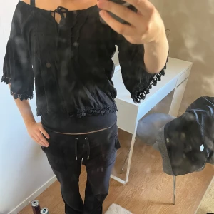 Svart kort blus - Kort blus-liknande tröja med spets i mycket bra skick! Köpt på Vinted men jag har aldrig använt den, storleken står inte men skulle gissa på S💞