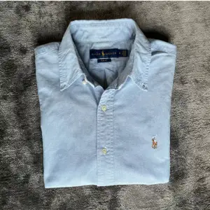 Säljer denna ljusblåa Ralph lauren Oxford skjorta, storlek M i utmärkt skick. Mått finns på bild så jämför med ett av dina plagg så du vet om det passar. Mvh Scandinavian Clothing⭐️