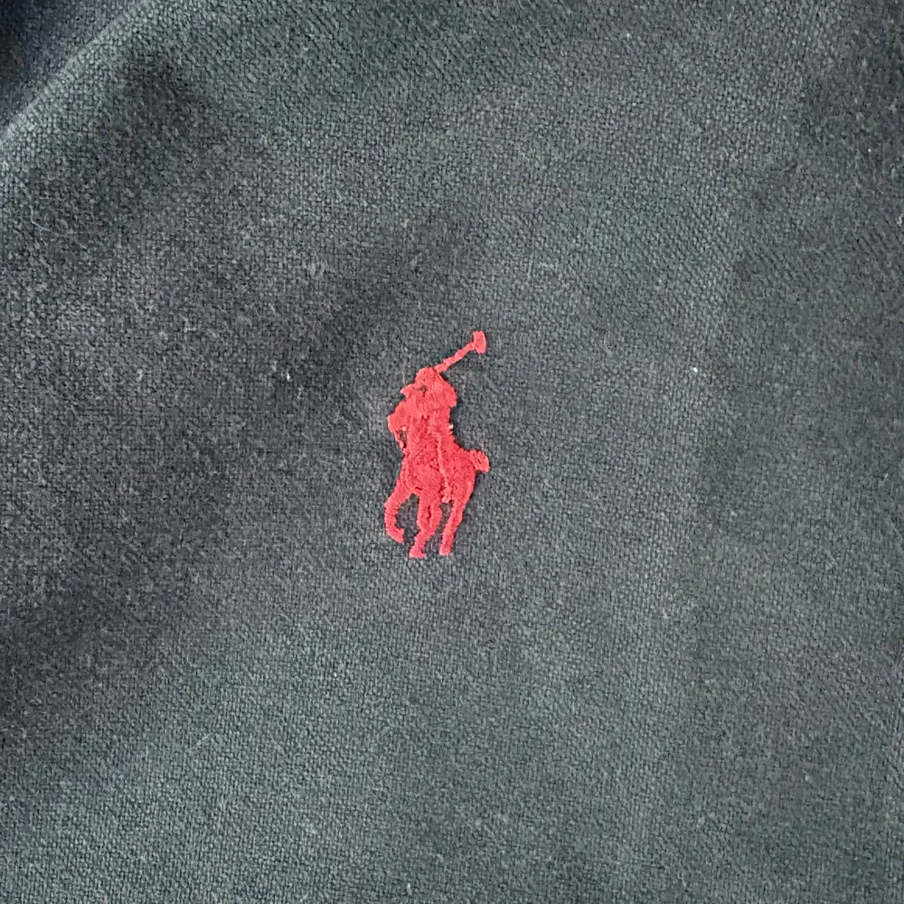 Snygg Ralph Lauren skjorta i marinblått. Knappt använd. Skjortor.