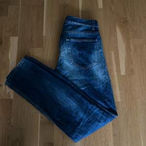 Sjukt sköna blåa acne studios jeans med härligt blekning, skulle säga skicka 7/10 inga tydliga effekter men tecken på användning. Skriv om ni har någon förundring.