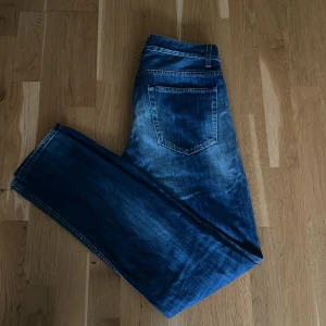 Acne studios jeans - Sjukt sköna blåa acne studios jeans med härligt blekning, skulle säga skicka 7/10 inga tydliga effekter men tecken på användning. Skriv om ni har någon förundring.