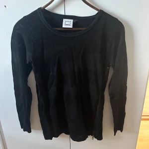 Långärmad tröja  - Aldrig använd, super fin tröja!! 