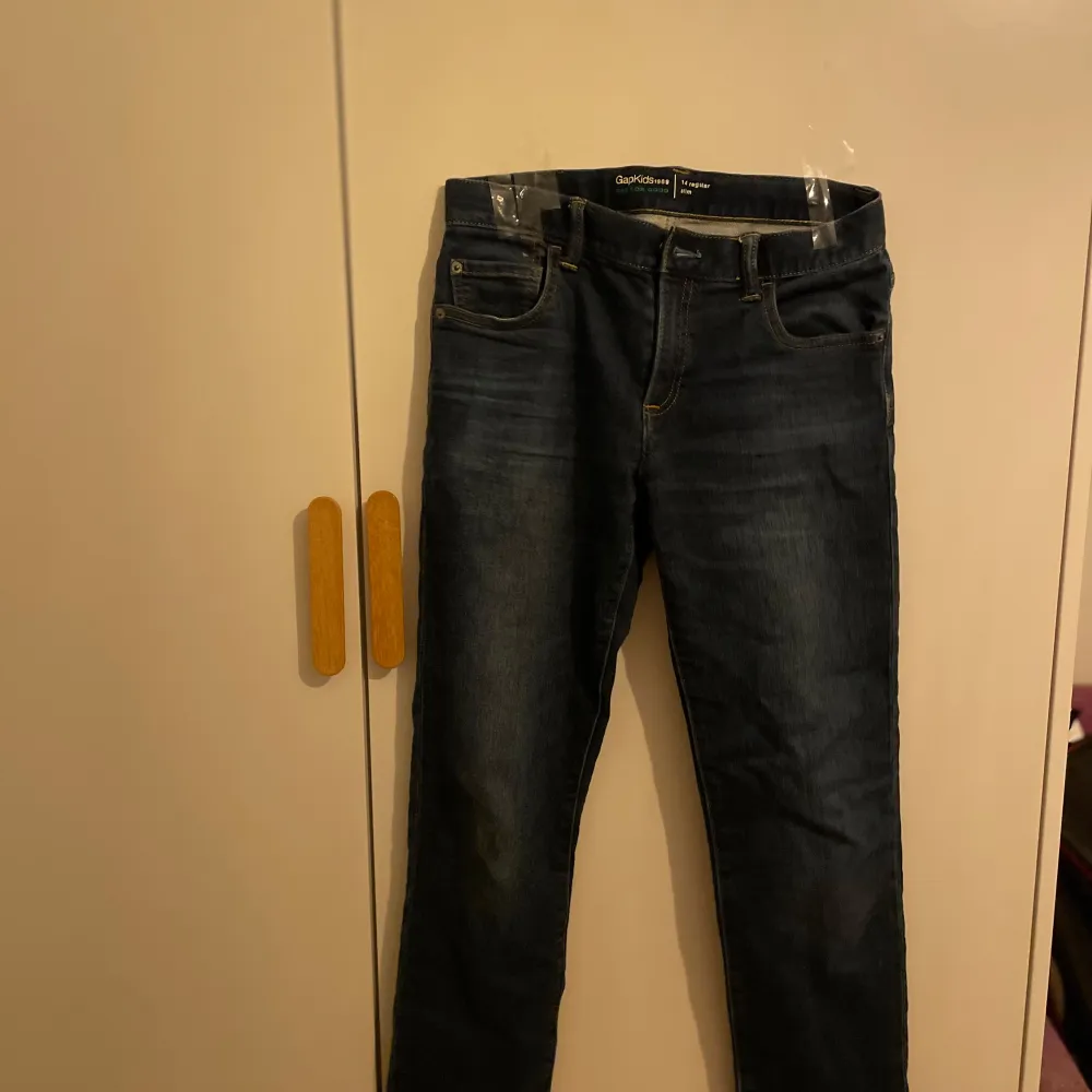 Är i bra skick och har inga anmärkningar passar bäst om du är 145- 155 cm. Jeans & Byxor.