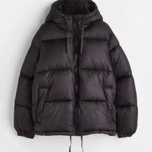 H&M jacka - Säljer nu denna eftertraktade vinterjackan från H&M, jättevarm och väldigt skön. Jackan är defektfri och i toppenskick. Hör av er om ni vill ha egna bilder💕pris kan diskuteras vid snabb affär