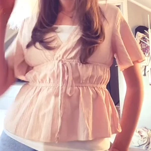 Jättefin blus!! - Säljer denna jättefina blus/topp i toppen skick!💞