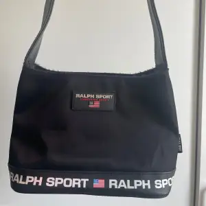 Super fin Ralph sport axelväska som jag inte använder längre. Passar typ till allt! 