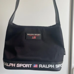 RALPH LAUREN väska!! - Super fin Ralph sport axelväska som jag inte använder längre. Passar typ till allt! 