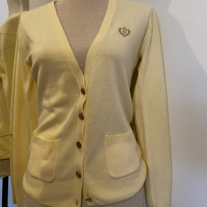 Gul cardigan - Jättefin gul ”old money” cardigan med fickor på från Gina tricot, knappast använd💛