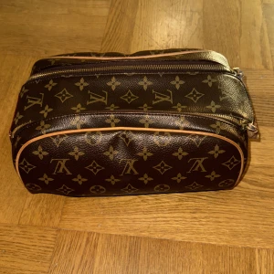 Louis Vuitton toiletry pouch - Used carefully. Material canvas and leather. 