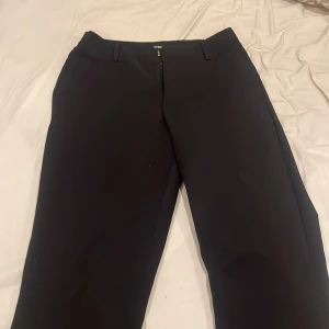 Kostymbyxor  - Säljer dessa högmidjade kostymbyxor från bikbok då dom ej kommer till användning längre, väldigt fint skick.