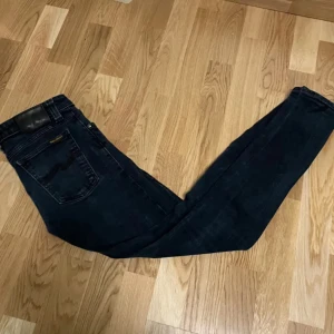 Nudie jeans  - Säljer ett par feta nudie jeans i storlek W28/L32 