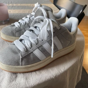 Adidas  - Säljer dessa skor för de inte kommer till användning andvände kanske 2-3 gånger därav pris.😇😇