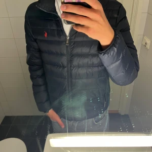 Ralph Lauren jacka marinblå - Säljer min Ralph Lauren jacka som är i storlek 170 men som motsvarar storleken S. Jag är 179 och det är lite liten på mig. Den är i 9/10 skick där den är använd några gånger 