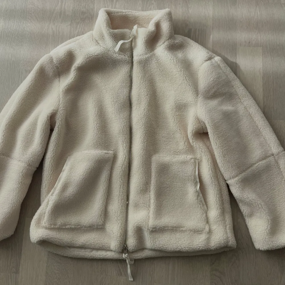 En fin krÀmvit Teddy jacka som Àr helt ny fast var tyvÀrr för liten för mig och mÄste sÀlja. NYPRIS : 799kr. Storlek S men passar XS och XXS ocksÄ. Skriv om du vill ha fler bilder och om du Àr intresserad att köpa den! Pris kan diskuteras.. Takit.
