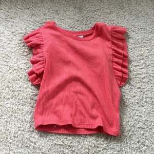 Korall rosa volang topp - Korall rosa volang tröja. Den är nästan inte använd och är i nyskick. 