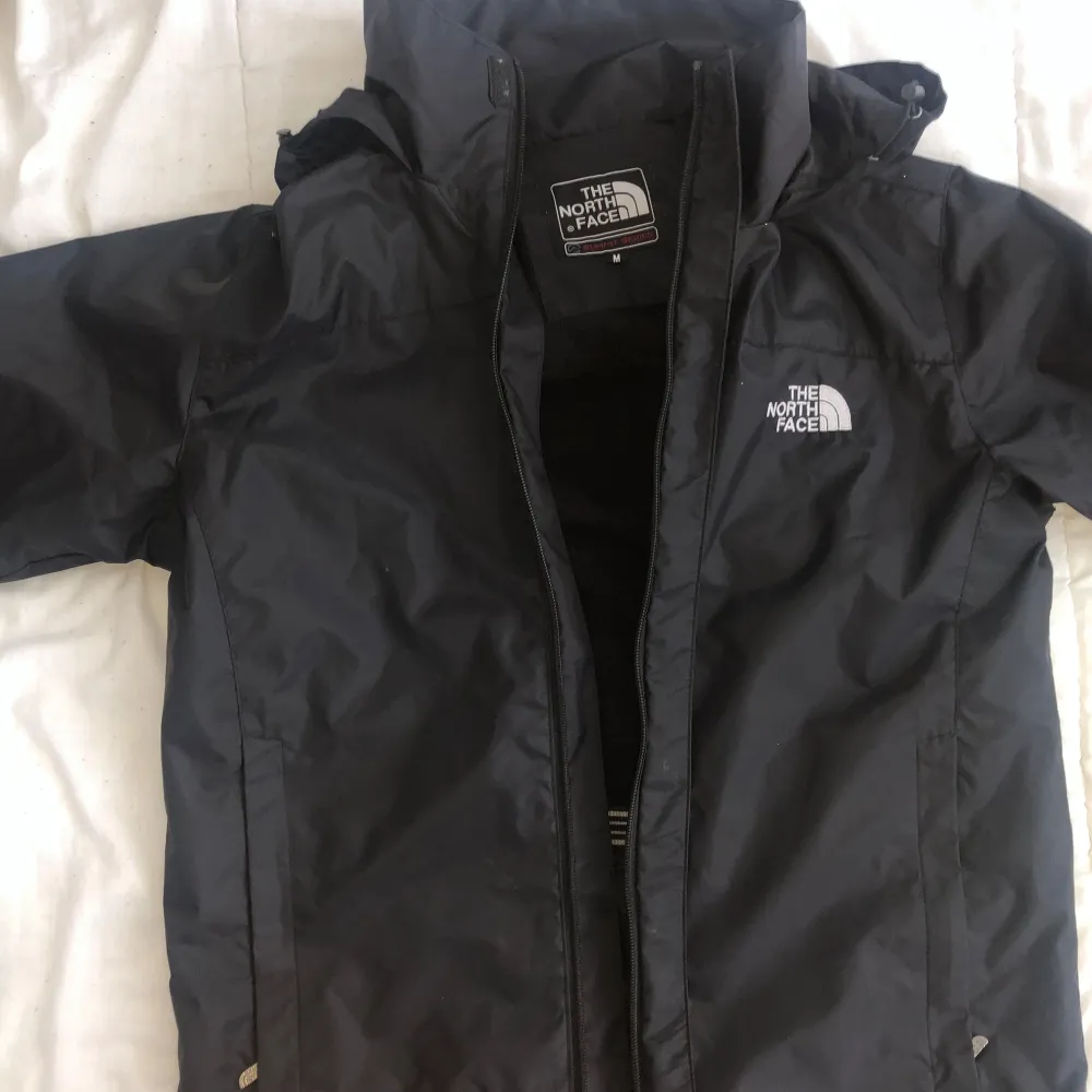 North face regnjacka (storlek S) perfekt kylare dagar nu på hösten. Jackor.