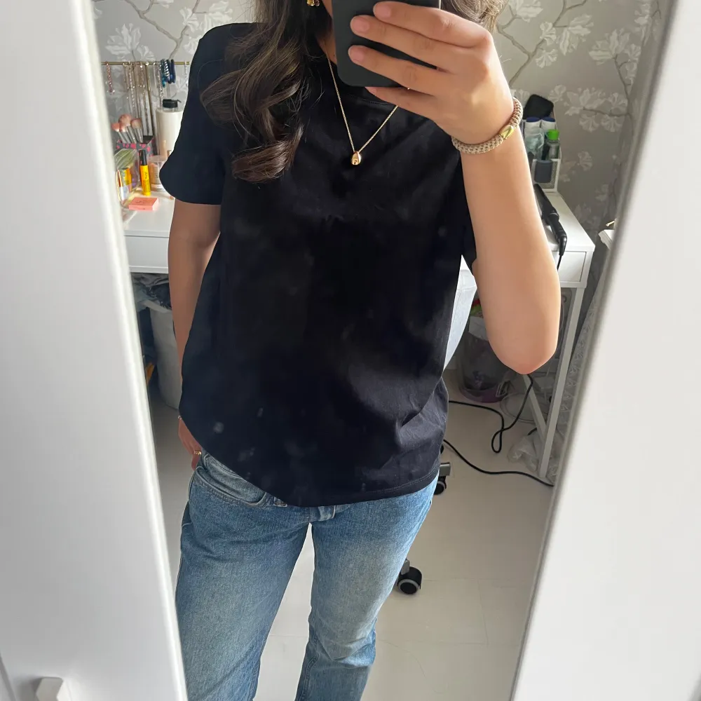 Säljer en svart t-shirt från H&M i strl. S. Använd 1 gång. Perfekt som bas t-shirt i garderoben!🖤. T-shirts.