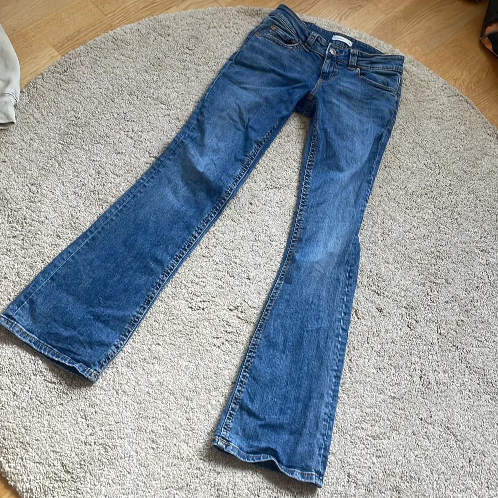  Hej jag säljer ett par låg midja the bootcut jeans från Gina Tricot som inte kommer så mycket till användning 💕. Jeans & Byxor.