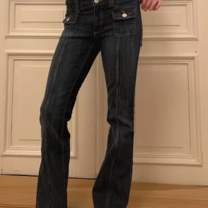 Hm jeans - Så fina jeans från Hm! Passade tyvärr inte mig💕 Lågmidjade! Inga fickor ibak, så snyggt! Passar någon som är 160 lång ungefär💕💕