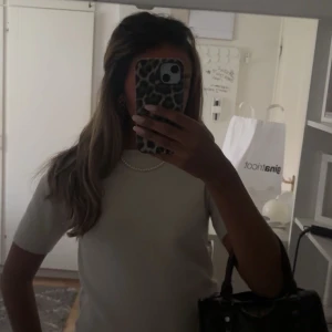 Kortärmad stickad tröja  - Så snygg beige stickad tröja ! 