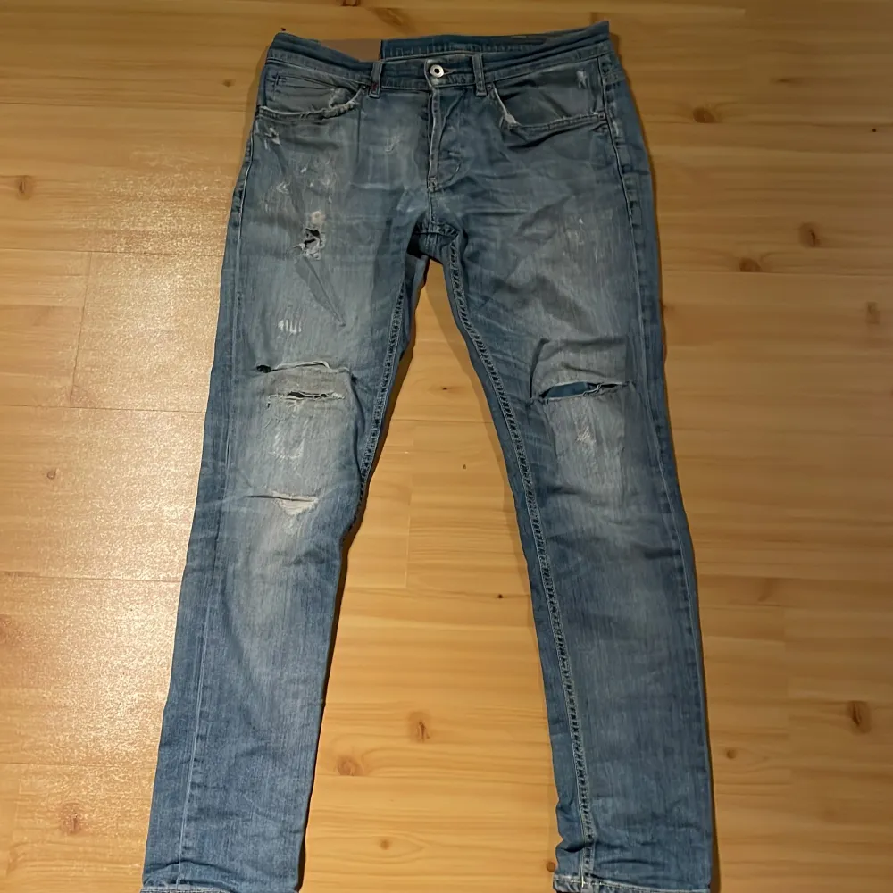 Ljus blåa Dondup jeans med snygga slitningar, Dom är 33 men sitter mer som 32. Det är inga skador på jeansen utan dom skick 8,5/10 bara använda mycket . Jeans & Byxor.